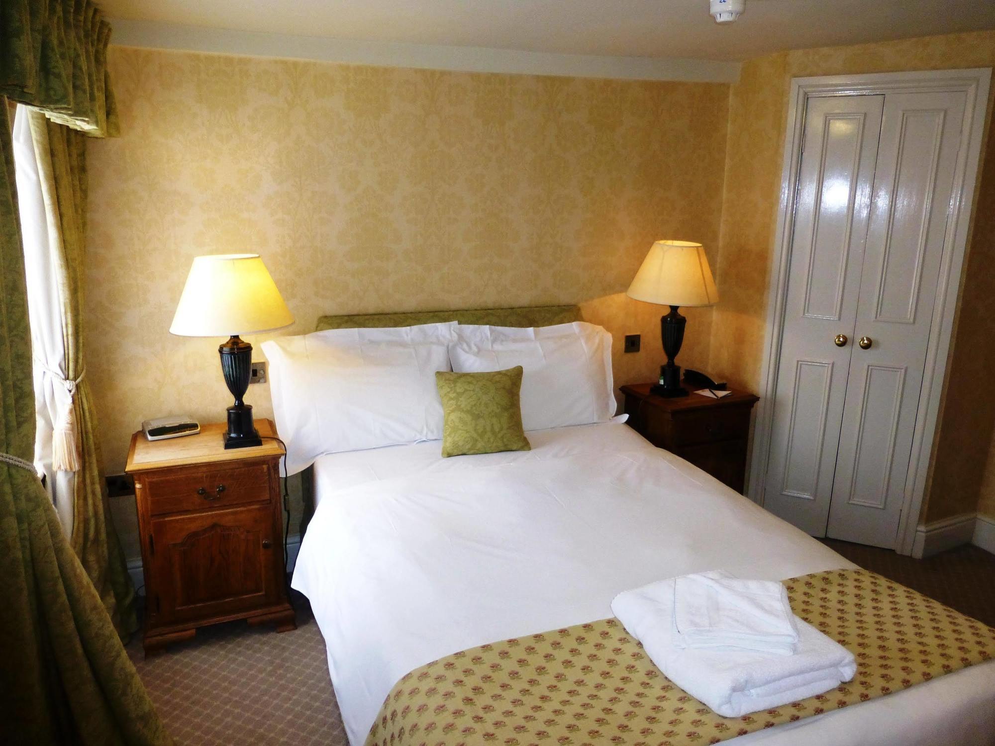 The Bear Hotel Devizes Esterno foto